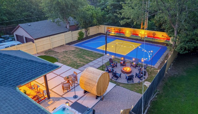 BasketballPickleball Court-Putt Putt-Hottub-Gameroom-Centrally Located