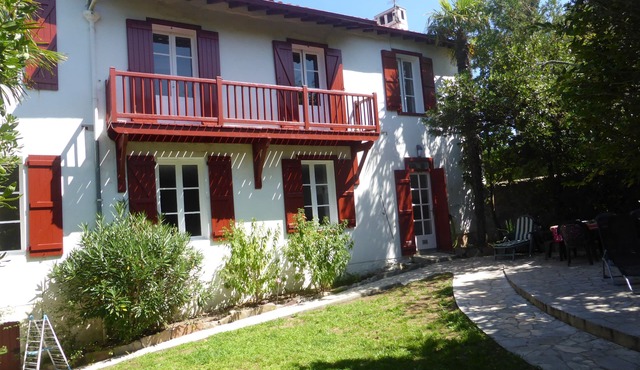 Basque 140-m² house over two levels with a peaceful garden terrace