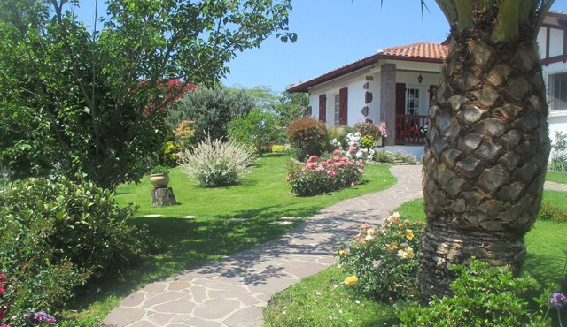 Basque country between sea and mountains, quiet ground floor apartment with garden