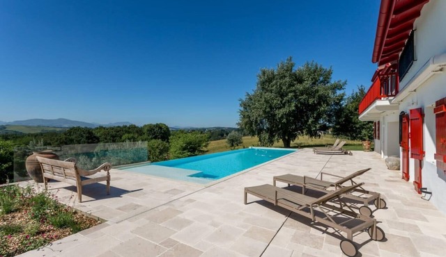 Basque Country │Magnificent villa · 7 suites · View on the Pyrenees · Pool