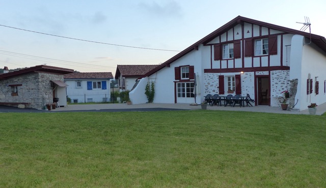 Basque house 6 a12 pers. Swimming pool. Guéthary close to the sea