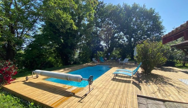 Basque house in a park with swimming pool and petanque area for 10 people