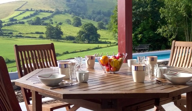 Basque house with swimming pool & mountain view, in a quiet area