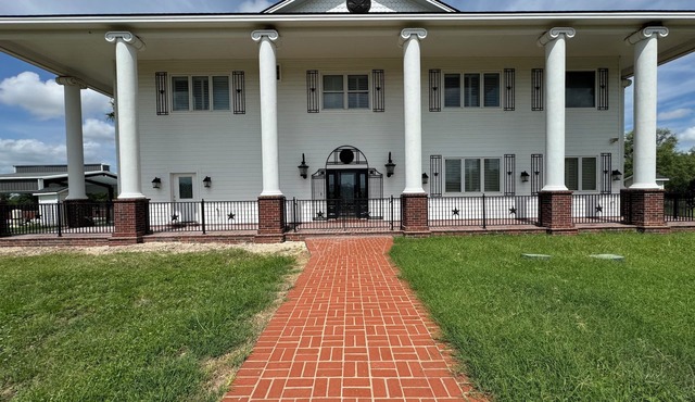 Basque in this 6 bedroom, 5.5 spacious home. Perfect space for entertaining!