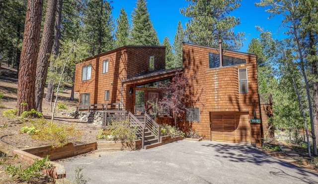 Basque Lodge- Ski Shuttle to Lifts- Pet Friendly- Gym and Pool Access