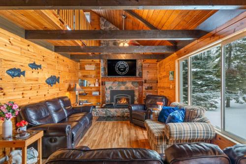 Bass Bay Getaway | Lakefront Family Cottage