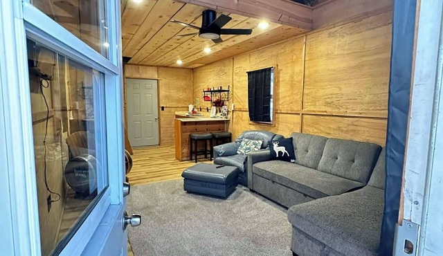 Bass Farm: Lake View Loft Cabin