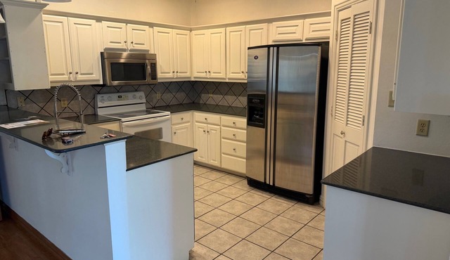 Bass fishing retreat with ample parking, walkable to the marina and dining
