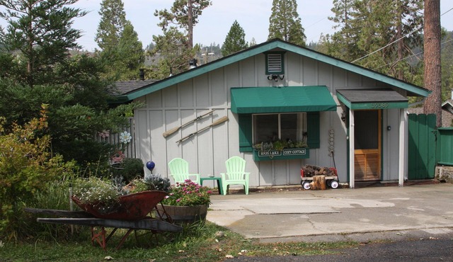 Bass Lake Cozy Cottage near Yosemite