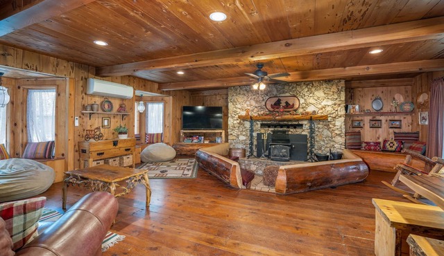 Bass Lake's FunkyButt Cabin - Pet Friendly w/ Hot Tub, firepit, and more!