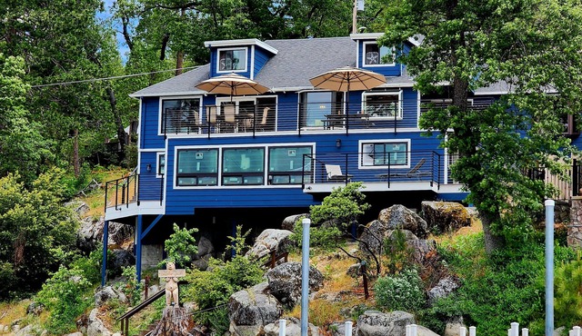 Bass Lakefront Luxury w/private dock and game/bar room