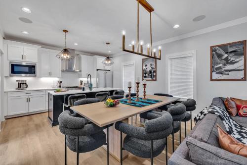 Bass - Private Rooftop - 8 mins to Broadway