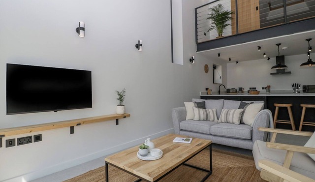 BASSWOOD BARN, pet friendly, luxury holiday cottage in Wincanton