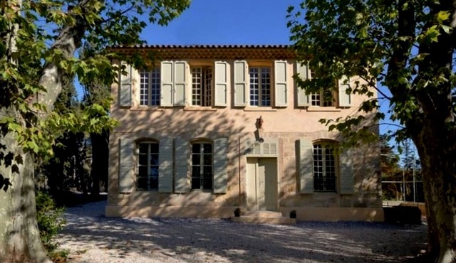 Bastide (18th century), swimming pool, view of Sainte-Victoire