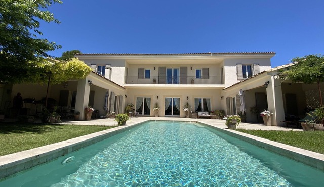 Bastide 450 m2 air-conditioned 5min walk to historic center heated pool