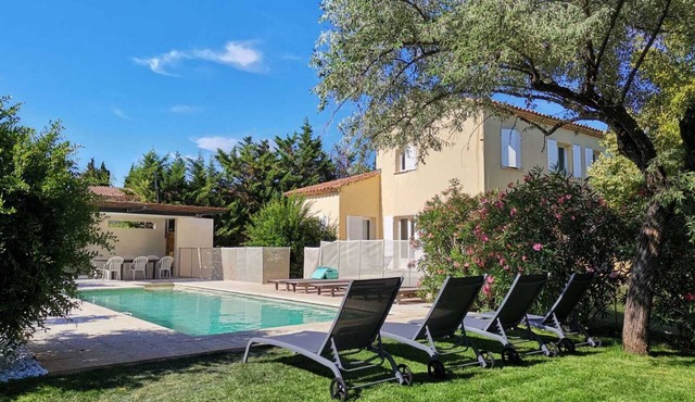 Bastide des tilleuls beautiful, quiet, shady property on the heights of Noves