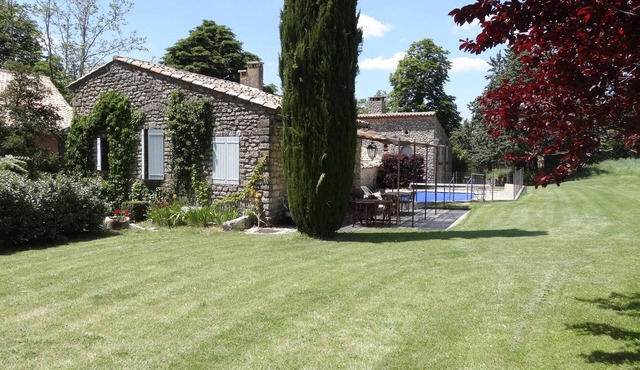 Bastide in the heart of the luberon park Saignon village, rated 4 stars