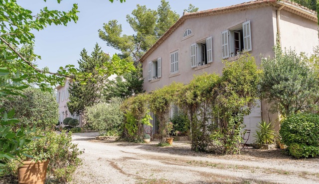 BASTIDE LE JAS AT THE FOOT OF THE GARLABAN ON THE MARCEL PAGNOL CIRCUIT