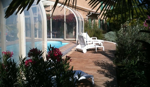 Bastide overlooking the Luberon and shelter on pool for 10/11 pers 1120/2200 €/week