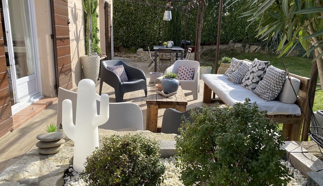 Bastide Provençale et Espace Aquatique Dans un Beau Village