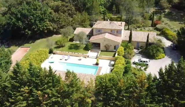 Bastide Provençale de 220m2,sansvis à vis Avec Piscine sur un Terrain de 10000m2