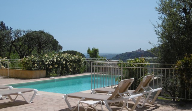 BASTIDE PROVENCALE (4 bdrms-3 bathrms) - SWIMMING POOL - LARGE ARBORUS GARDEN - VIEW ON ST PAUL