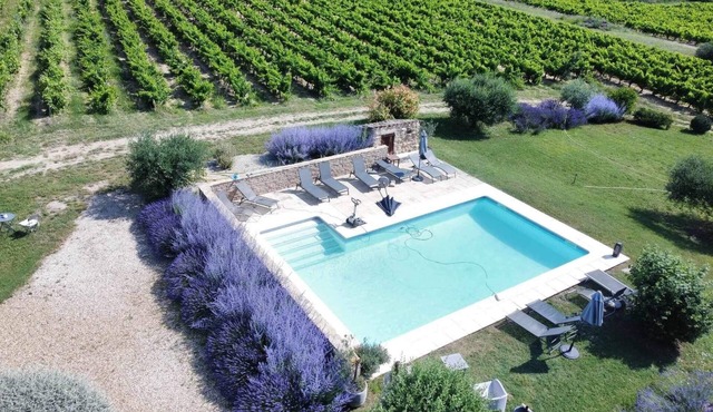 Bastide with swimming pool at the foot of the Luberon, 2 km from Lourmarin