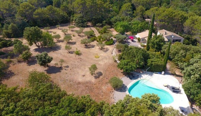Bastidon, gîte in a peaceful setting between olive trees and swimming pool