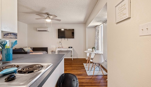 Bastrop Bungalow Bright Cozy Rental with Strong Wifi