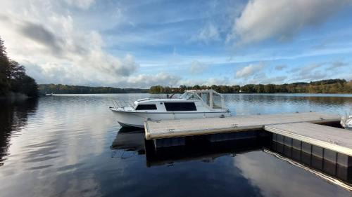 Bateau à quai lac des Settons