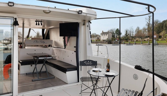 'Bateau Elvis' Houseboat with Private Terrace
