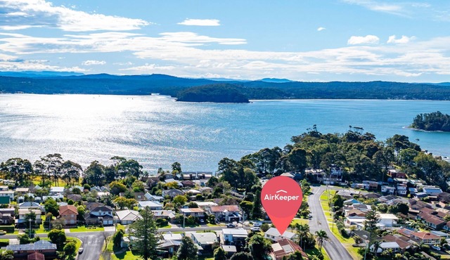Batehaven Coastal Home Near Corrigans Beach