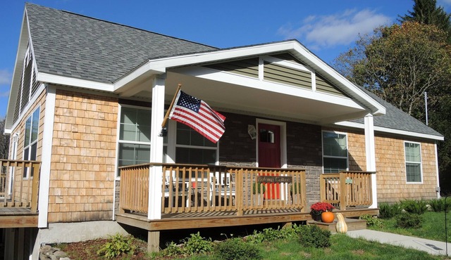 Bateman Cottage - New construction, under 10 min to Dreams Park, game room