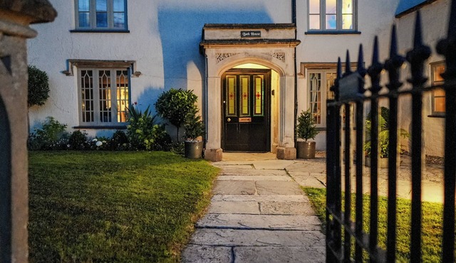 BATH HOUSE, pet friendly, character holiday cottage in Langport