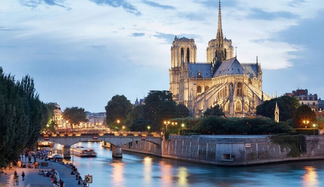 BATHED IN NATURAL LIGHT & BOASTING UNOBSTRUCTED VIEWS OF NOTRE DAME