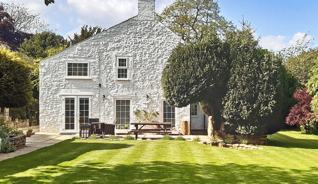 Bathurst Cottage is a delightful three bedroom detached cottage.