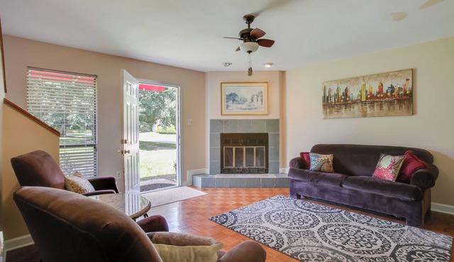 Baton Rouge Townhome w/Pool Access - 7 Mi to LSU!