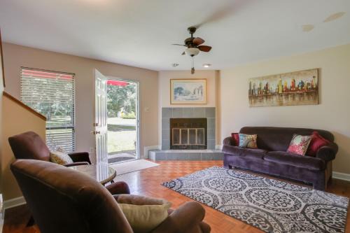 Baton Rouge Townhome with Pool Access - 7 Mi to LSU!