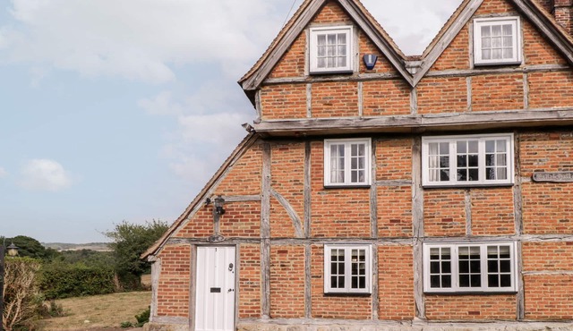 BATTEL HALL COTTAGE, pet friendly, with open fire in Harrietsham