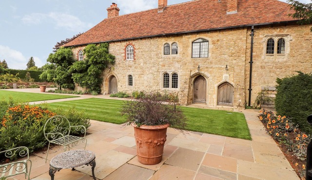 BATTEL HALL, family friendly, luxury holiday cottage in Hollingbourne