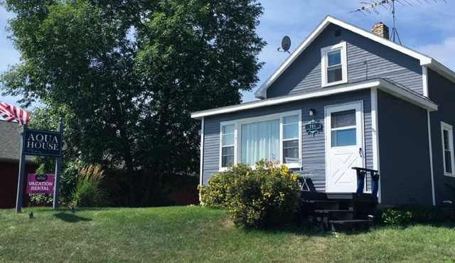 Battle Lake home perfect for groups! Sleeps 10+, on bike trail by public beach.