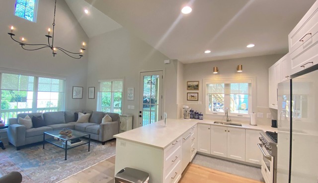 Battlefield Bungalow- Walk to Pickleball & Downtown!