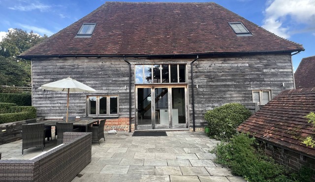 BATTS BARN, pet friendly, character holiday cottage in Markbeech