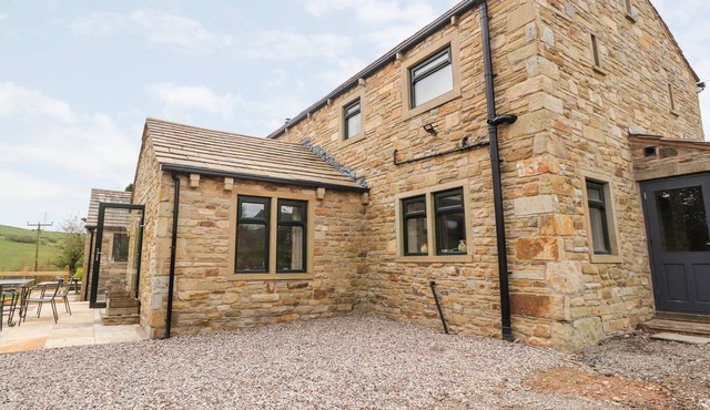 BATTY HOLE FARM, family friendly, with open fire in Burnley