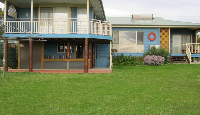 Baudins View Holiday House with 4 Queen Beds 1 double and 1 sofa bed