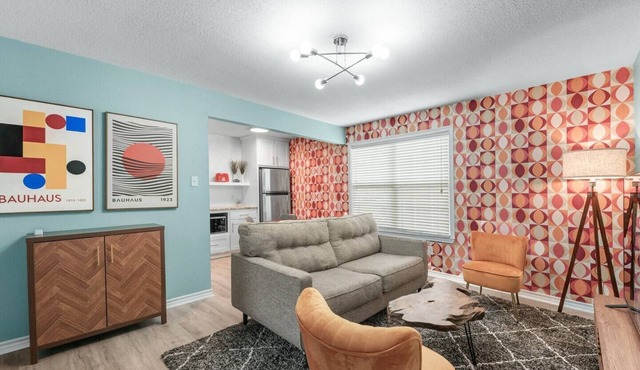 Bauhaus-1st Floor, King Beds, Walk to A&M Campus