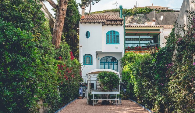 Baulenas House. A beautiful modernist beachfront house