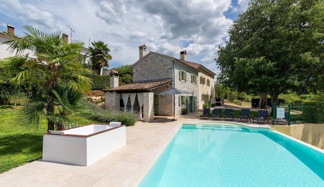 Bautifull Villa Zvonar for up to 8 guests with private pool and jacuzzi in the peaceful village of Rakotule.