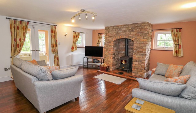 BAWBEE COTTAGE, family friendly, country holiday cottage in Bodfari