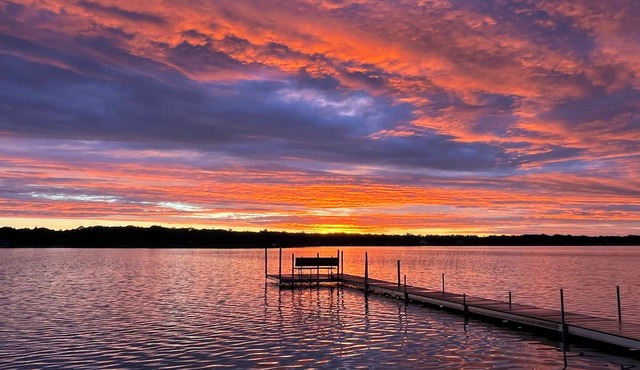 Baxter Beach House: Enjoy year-round activities/events in a cozy lakeside cabin.
